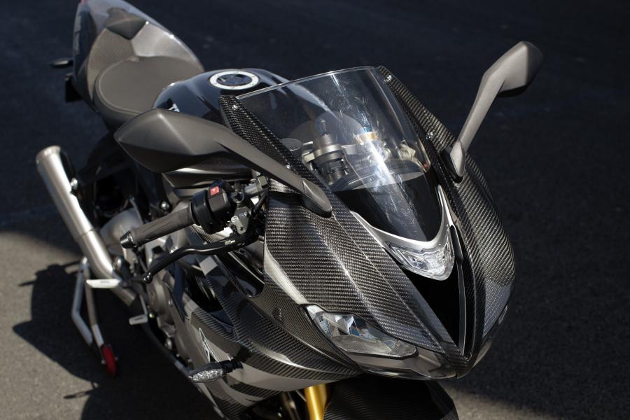 Daytona Moto2 765採用大量的碳纖維部件和低調的黑銀配色，展現出相當沉穩的英式風格